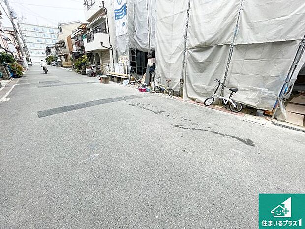 周辺は落ち着いた街並みの住宅地！子育てがしやすい住環境です！まだ未完成ですが、現地でしかわからない事もございます。是非一度ご覧ください。