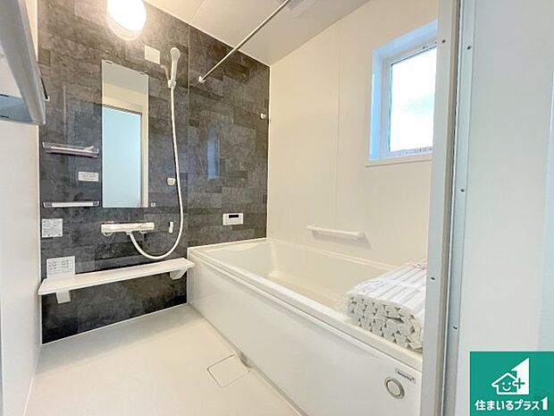 足をゆったり伸ばして寛げる浴槽です。窓が設けられていますので差し込む光が明るく穏やかな雰囲気にしてくれます♪浴室乾燥機も設置しているので、雨の日の洗濯物も安心です♪