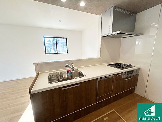 リビングと統一感があり、使い勝手のいいキッチン。広々としているので、二人並んで作業が出来ちゃいます。お子様と一緒に色々なお料理に挑戦できるスペースがあります。