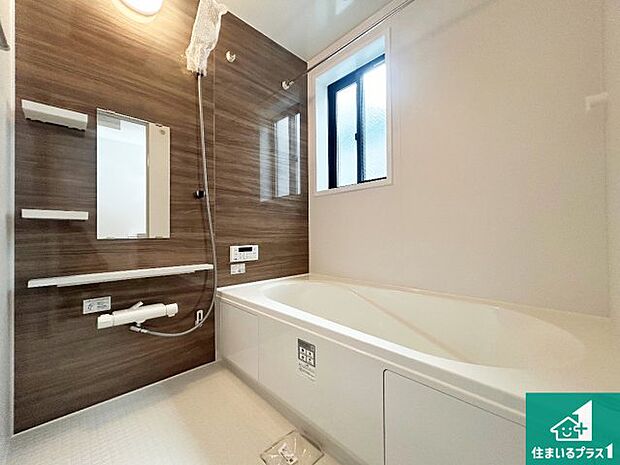 足をゆったり伸ばして寛げる浴槽です。窓が設けられていますので差し込む光が明るく穏やかな雰囲気にしてくれます♪浴室乾燥機も設置しているので、雨の日の洗濯物も安心です♪