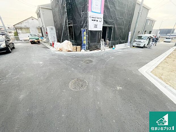 周辺は落ち着いた街並みの住宅地!子育てがしやすい住環境です!まだ未完成ですが、現地でしかわからない事もございます。是非一度ご覧ください。