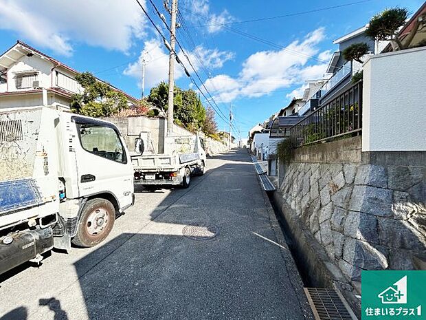 周辺は落ち着いた街並みの住宅地!子育てがしやすい住環境です!まだ未完成ですが、現地でしかわからない事もございます。是非一度ご覧ください。