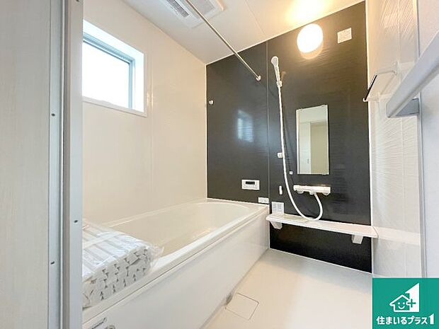 足をゆったり伸ばして寛げる浴槽です。窓が設けられていますので差し込む光が明るく穏やかな雰囲気にしてくれます♪浴室乾燥機も設置しているので、雨の日の洗濯物も安心です♪