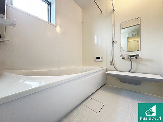 足をゆったり伸ばして寛げる浴槽です。窓が設けられていますので差し込む光が明るく穏やかな雰囲気にしてくれます♪浴室乾燥機も設置しているので、雨の日の洗濯物も安心です♪