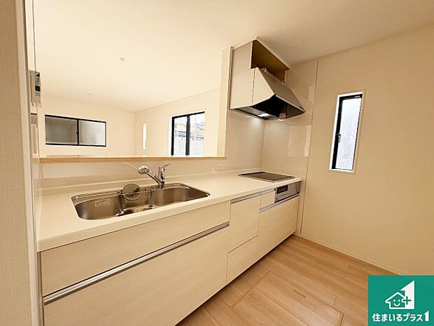 リビングと統一感があり、使い勝手のいいキッチン。広々としているので、二人並んで作業が出来ちゃいます。お子様と一緒に色々なお料理に挑戦できるスペースがあります。