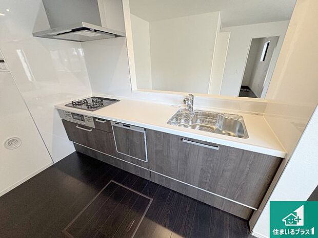 リビングと統一感があり、使い勝手のいいキッチン。広々としているので、二人並んで作業が出来ちゃいます。お子様と一緒に色々なお料理に挑戦できるスペースがあります。