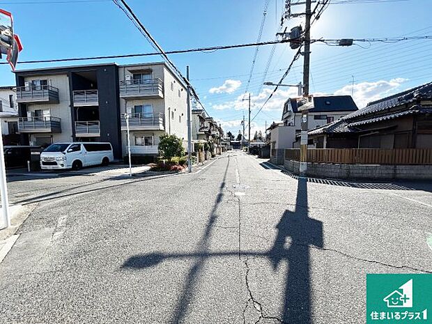 周辺は落ち着いた街並みの住宅地！子育てがしやすい住環境です！まだ未完成ですが、現地でしかわからない事もございます。是非一度ご覧ください。
