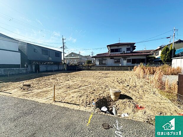 周辺は落ち着いた街並みの住宅地！子育てがしやすい住環境です！まだ未完成ですが、現地でしかわからない事もございます。是非一度ご覧ください。