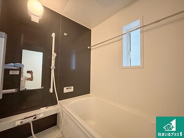 足をゆったり伸ばして寛げる浴槽です。窓が設けられていますので差し込む光が明るく穏やかな雰囲気にしてくれます♪浴室乾燥機も設置しているので、雨の日の洗濯物も安心です♪