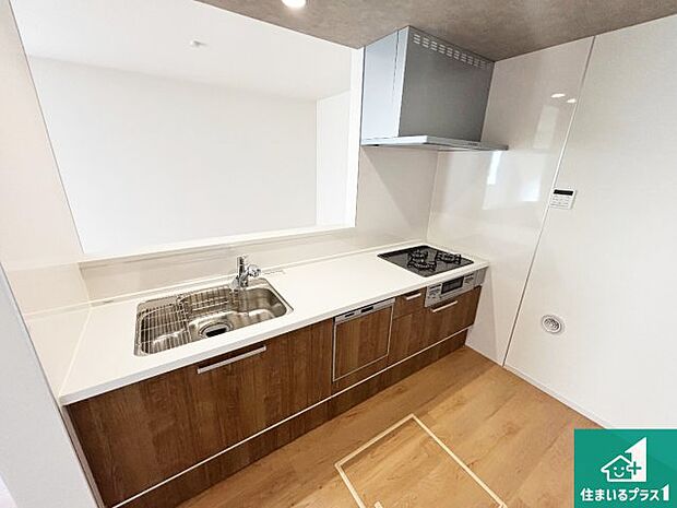 リビングと統一感があり、使い勝手のいいキッチン。広々としているので、二人並んで作業が出来ちゃいます。お子様と一緒に色々なお料理に挑戦できるスペースがあります。