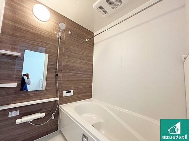 足をゆったり伸ばして寛げる浴槽です。窓が設けられていますので差し込む光が明るく穏やかな雰囲気にしてくれます♪浴室乾燥機も設置しているので、雨の日の洗濯物も安心です♪