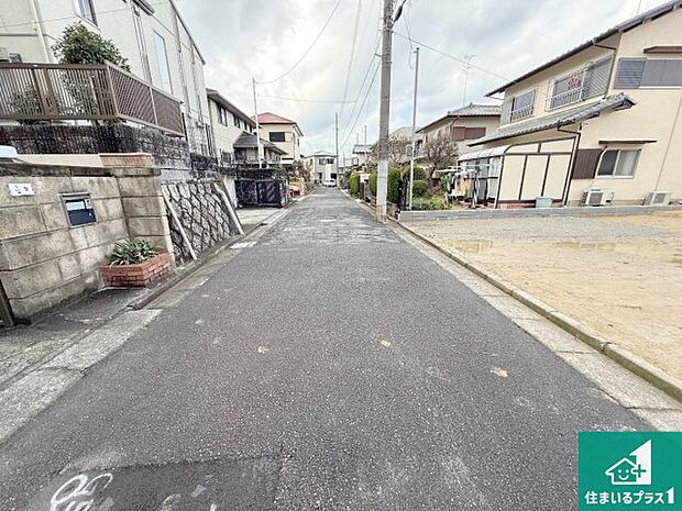 周辺は落ち着いた街並みの住宅地！子育てがしやすい住環境です！まだ未完成ですが、現地でしかわからない事もございます。是非一度ご覧ください。
