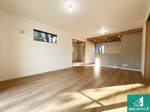 シンプルなリビングは、観葉植物等のインテリアを楽しめますね!パパ好みにも、ママ好みにも家具次第で雰囲気を変えることができます!