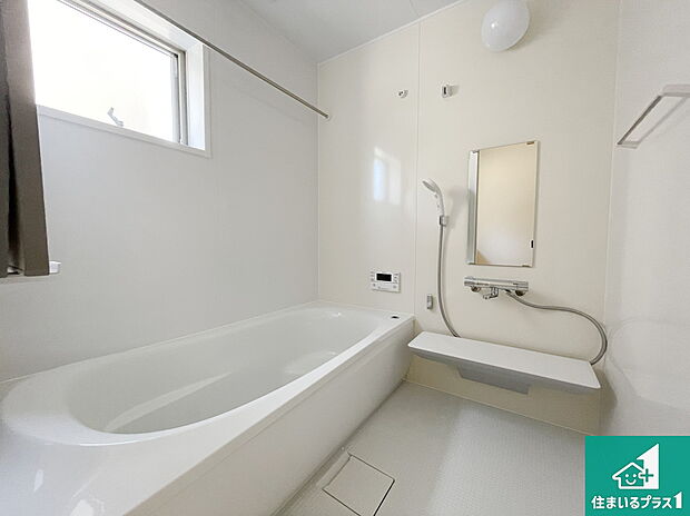 足をゆったり伸ばして寛げる浴槽です。窓が設けられていますので差し込む光が明るく穏やかな雰囲気にしてくれます♪浴室乾燥機も設置しているので、雨の日の洗濯物も安心です♪