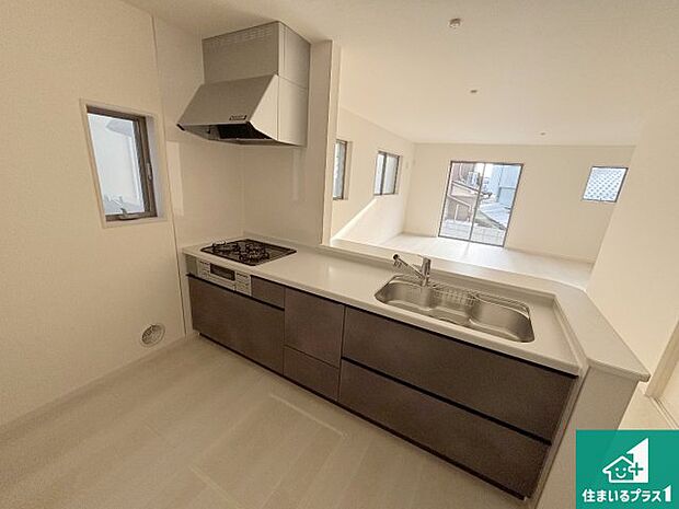 リビングと統一感があり、使い勝手のいいキッチン。広々としているので、二人並んで作業が出来ちゃいます。お子様と一緒に色々なお料理に挑戦できるスペースがあります。