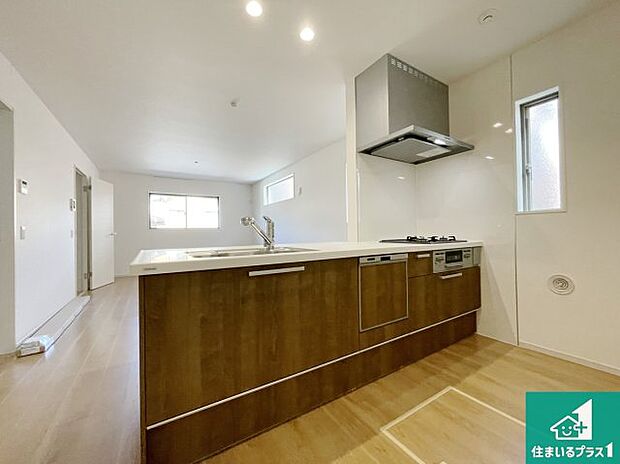 リビングと統一感があり、使い勝手のいいキッチン。広々としているので、二人並んで作業が出来ちゃいます。お子様と一緒に色々なお料理に挑戦できるスペースがあります。