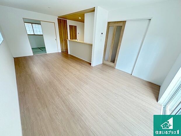 シンプルなリビングは、観葉植物等のインテリアを楽しめますね！パパ好みにも、ママ好みにも家具次第で雰囲気を変えることができます！