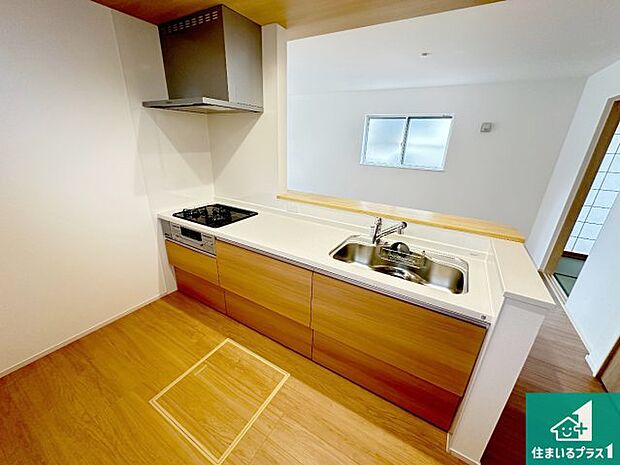 リビングと統一感があり、使い勝手のいいキッチン。広々としているので、二人並んで作業が出来ちゃいます。お子様と一緒に色々なお料理に挑戦できるスペースがあります。