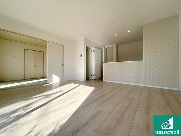 日当たり良好の明るいリビングで朝の目覚めもスッキリできそう！対面キッチンでご家族のコミュニケーションも自然と増える設計！小さなお子様が遊ぶスペースを作っても広々とくつろげるLDK！