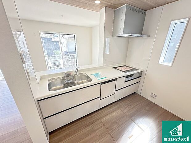 リビングと統一感があり、使い勝手のいいキッチン。広々としているので、二人並んで作業が出来ちゃいます。お子様と一緒に色々なお料理に挑戦できるスペースがあります。