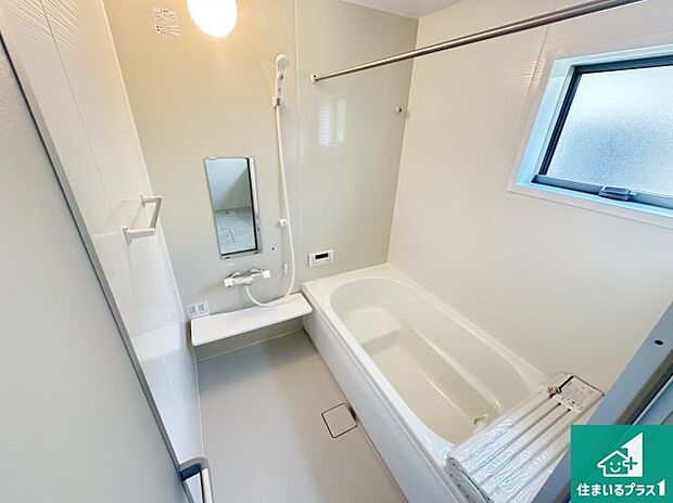 足をゆったり伸ばして寛げる浴槽です。窓が設けられていますので差し込む光が明るく穏やかな雰囲気にしてくれます♪浴室乾燥機も設置しているので、雨の日の洗濯物も安心です♪