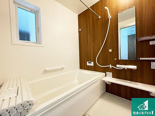 足をゆったり伸ばして寛げる浴槽です。窓が設けられていますので差し込む光が明るく穏やかな雰囲気にしてくれます♪浴室乾燥機も設置しているので、雨の日の洗濯物も安心です♪