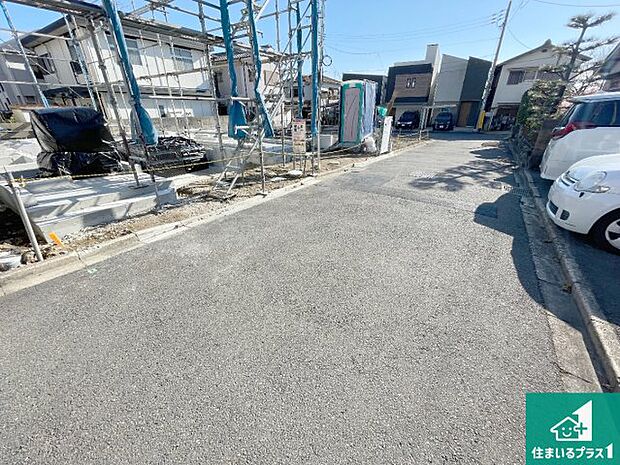 周辺は落ち着いた街並みの住宅地！子育てがしやすい住環境です！まだ未完成ですが、現地でしかわからない事もございます。是非一度ご覧ください。