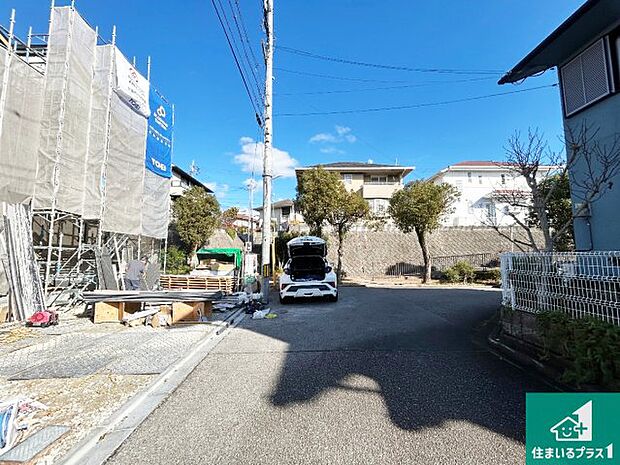 周辺は落ち着いた街並みの住宅地！子育てがしやすい住環境です！まだ未完成ですが、現地でしかわからない事もございます。是非一度ご覧ください。