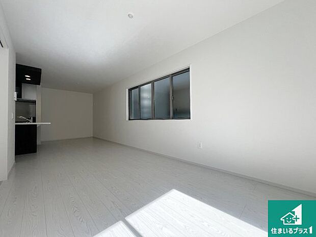 シンプルなリビングは、観葉植物等のインテリアを楽しめますね！パパ好みにも、ママ好みにも家具次第で雰囲気を変えることができます！