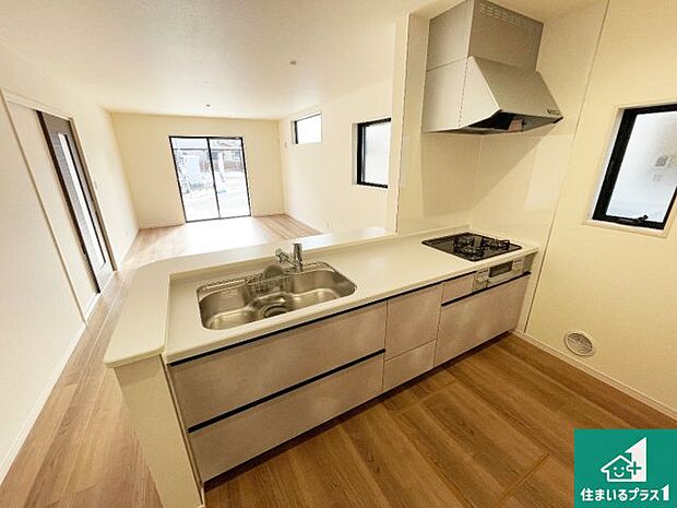 リビングと統一感があり、使い勝手のいいキッチン。広々としているので、二人並んで作業が出来ちゃいます。お子様と一緒に色々なお料理に挑戦できるスペースがあります。