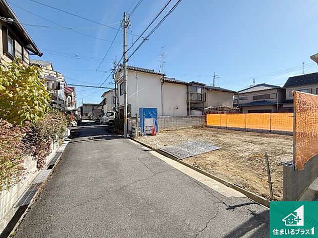 周辺は閑静な住宅街です。前面道路もしっかりと有りますので車の出し入れも安心ですよ！