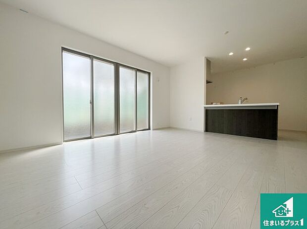 シンプルなリビングは、観葉植物等のインテリアを楽しめますね！パパ好みにも、ママ好みにも家具次第で雰囲気を変えることができます！