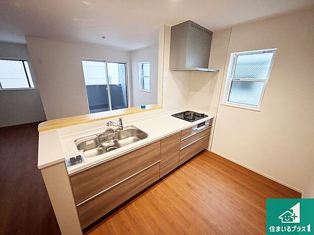 リビングと統一感があり、使い勝手のいいキッチン。広々としているので、二人並んで作業が出来ちゃいます。お子様と一緒に色々なお料理に挑戦できるスペースがあります。