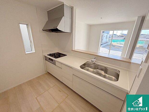 リビングと統一感があり、使い勝手のいいキッチン。広々としているので、二人並んで作業が出来ちゃいます。お子様と一緒に色々なお料理に挑戦できるスペースがあります。