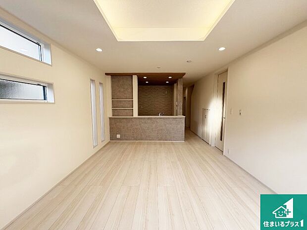 日当たり良好の明るいリビングで朝の目覚めもスッキリできそう！対面キッチンでご家族のコミュニケーションも自然と増える設計！小さなお子様が遊ぶスペースを作っても広々とくつろげるLDK！