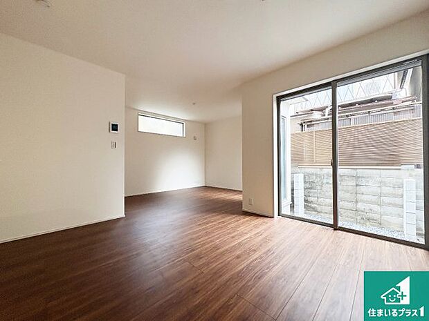 日当たり良好の明るいリビングで朝の目覚めもスッキリできそう！対面キッチンでご家族のコミュニケーションも自然と増える設計！小さなお子様が遊ぶスペースを作っても広々とくつろげるLDK！