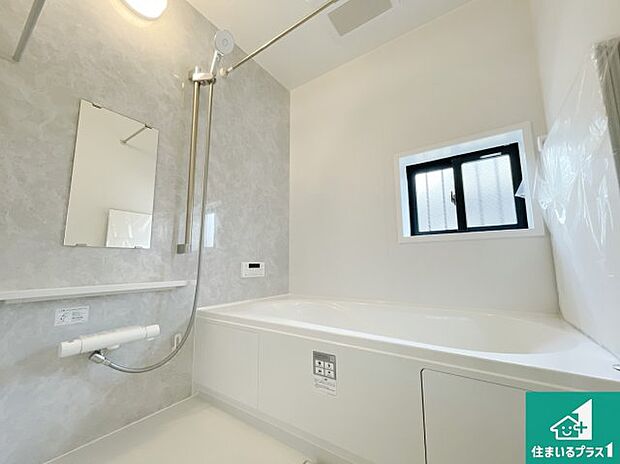 足をゆったり伸ばして寛げる浴槽です。窓が設けられていますので差し込む光が明るく穏やかな雰囲気にしてくれます♪浴室乾燥機も設置しているので、雨の日の洗濯物も安心です♪