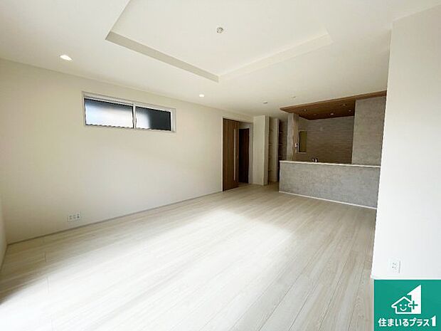 日当たり良好の明るいリビングで朝の目覚めもスッキリできそう!対面キッチンでご家族のコミュニケーションも自然と増える設計!小さなお子様が遊ぶスペースを作っても広々とくつろげるLDK!