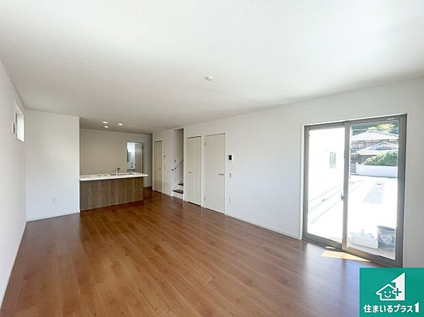 シンプルなリビングは、観葉植物等のインテリアを楽しめますね!パパ好みにも、ママ好みにも家具次第で雰囲気を変えることができます!