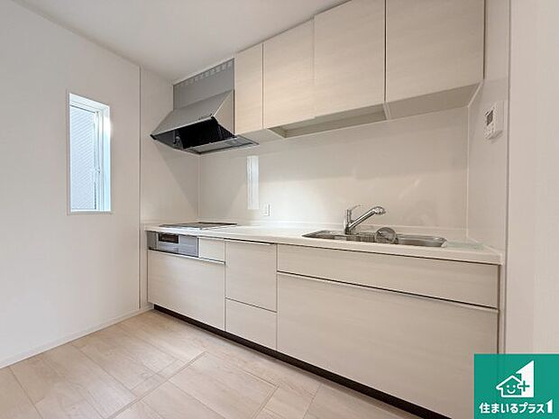 リビングと統一感があり、使い勝手のいいキッチン。広々としているので、二人並んで作業が出来ちゃいます。お子様と一緒に色々なお料理に挑戦できるスペースがあります。