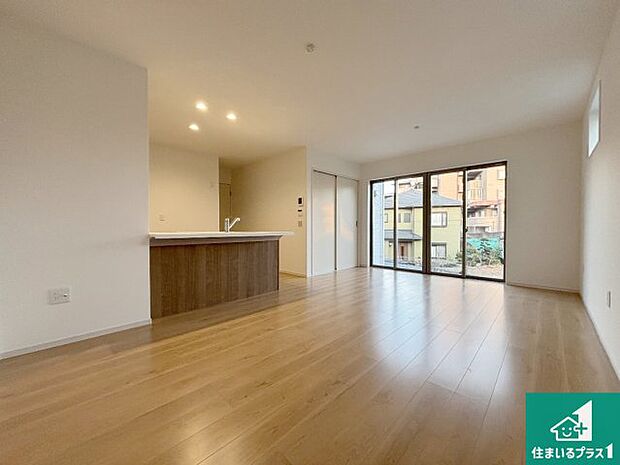 日当たり良好の明るいリビングで朝の目覚めもスッキリできそう!対面キッチンでご家族のコミュニケーションも自然と増える設計!小さなお子様が遊ぶスペースを作っても広々とくつろげるLDK!