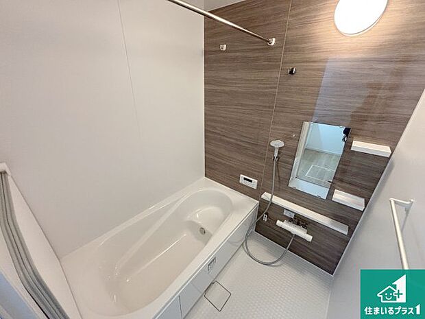 足をゆったり伸ばして寛げる浴槽です。窓が設けられていますので差し込む光が明るく穏やかな雰囲気にしてくれます♪浴室乾燥機も設置しているので、雨の日の洗濯物も安心です♪