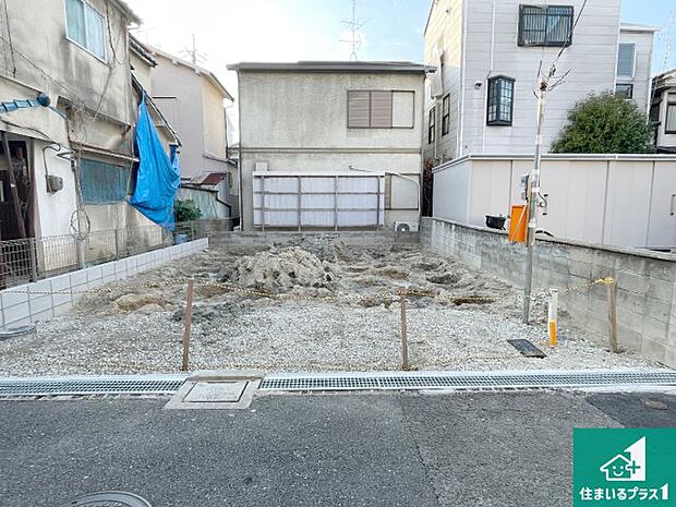 周辺は落ち着いた街並みの住宅地!子育てがしやすい住環境です!まだ未完成ですが、現地でしかわからない事もございます。是非一度ご覧ください。