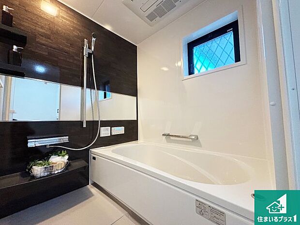 足をゆったり伸ばして寛げる浴槽です。窓が設けられていますので差し込む光が明るく穏やかな雰囲気にしてくれます♪浴室乾燥機も設置しているので、雨の日の洗濯物も安心です♪