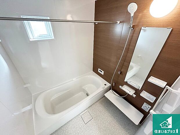 足をゆったり伸ばして一日の疲れを癒してくれる浴槽。窓は少し高めに設置することで、外部からの視線も気にならない設計にし、かつ差し込む光が明るく穏やかな雰囲気にしてくれます!