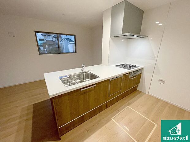 リビングと統一感があり、使い勝手のいいキッチン。広々としているので、二人並んで作業が出来ちゃいます。お子様と一緒に色々なお料理に挑戦できるスペースがあります。