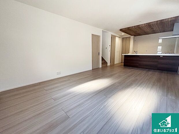 シンプルなリビングは、観葉植物等のインテリアを楽しめますね！パパ好みにも、ママ好みにも家具次第で雰囲気を変えることができます！