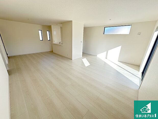 シンプルなリビングは、観葉植物等のインテリアを楽しめますね！パパ好みにも、ママ好みにも家具次第で雰囲気を変えることができます！