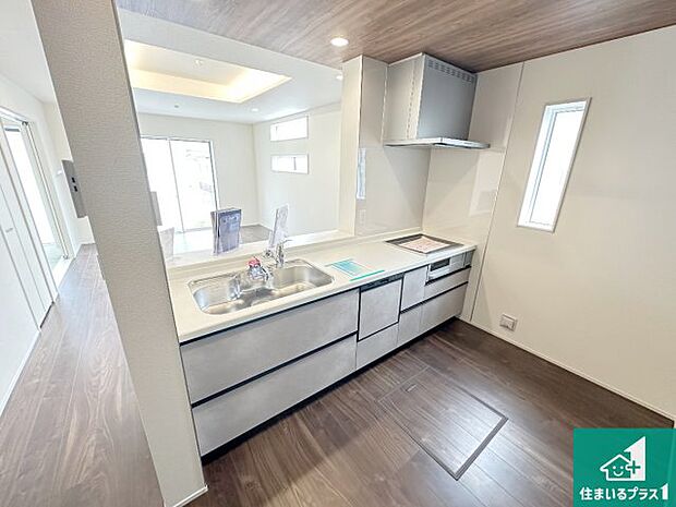 リビングと統一感があり、使い勝手のいいキッチン。広々としているので、二人並んで作業が出来ちゃいます。お子様と一緒に色々なお料理に挑戦できるスペースがあります。