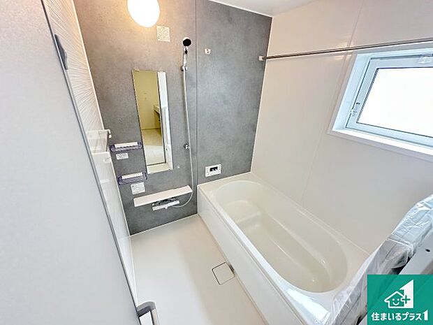 足をゆったり伸ばして寛げる浴槽です。窓が設けられていますので差し込む光が明るく穏やかな雰囲気にしてくれます♪浴室乾燥機も設置しているので、雨の日の洗濯物も安心です♪